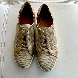Confortable golden sneakers from SOUL Naturalizer size 9
